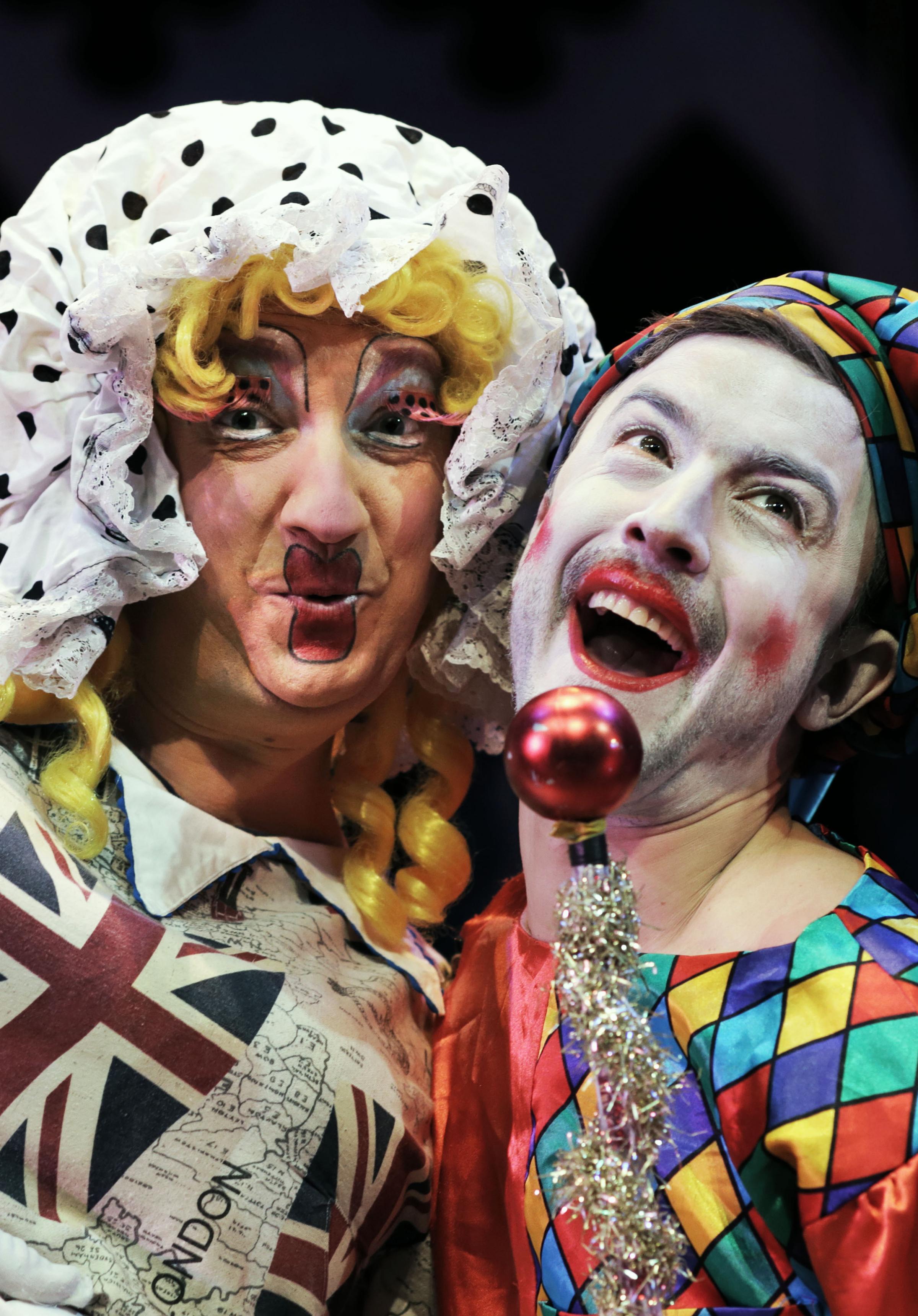 PANTO: Scott Worsfold as Dame Polly Potts and Andy Steel as J&#39;Espere in - 3544447