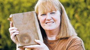 Daughter Marilyn Buttery, with her father&#39;s war diary - 922429