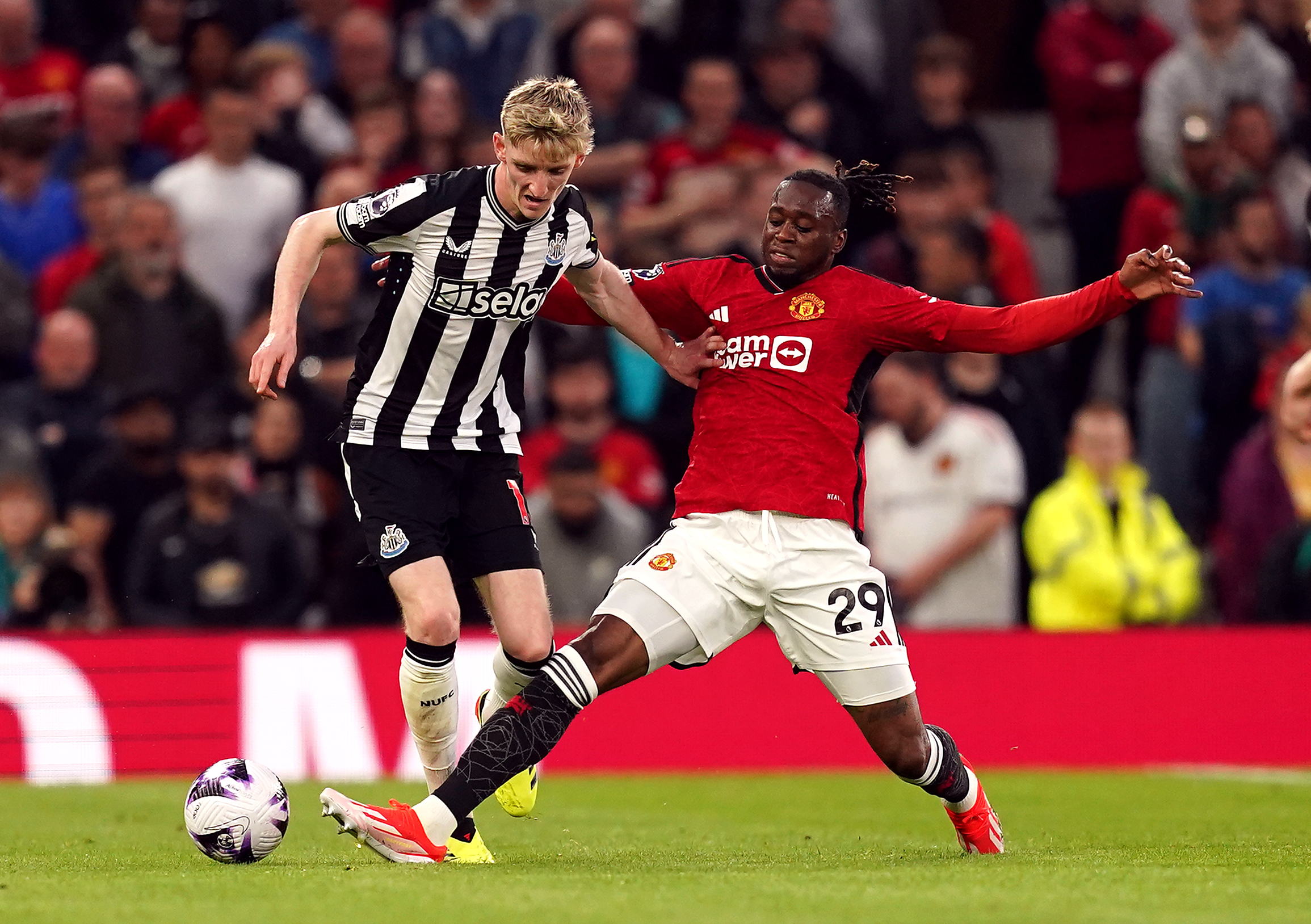 Anthony Gordon blasts penalty decision in Newcastle's loss at Man Utd