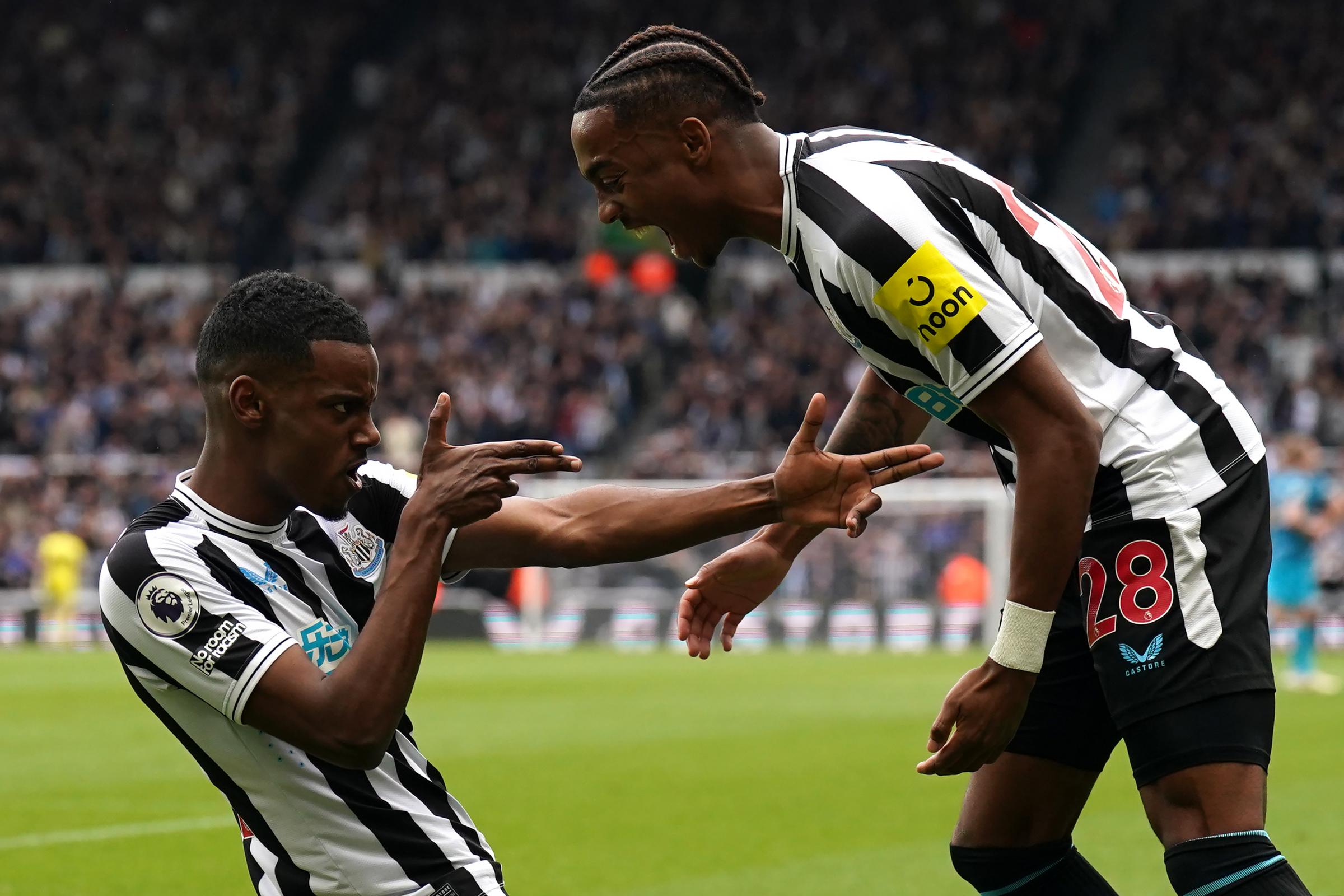 Eddie Howe and Alexander Isak on Newcastle's Joe Willock