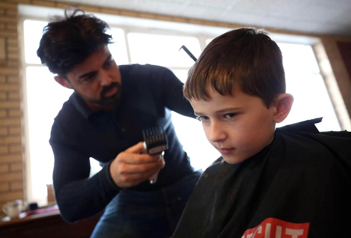 Big Brother S Anthony Hutton Gives Away Free Haircuts In